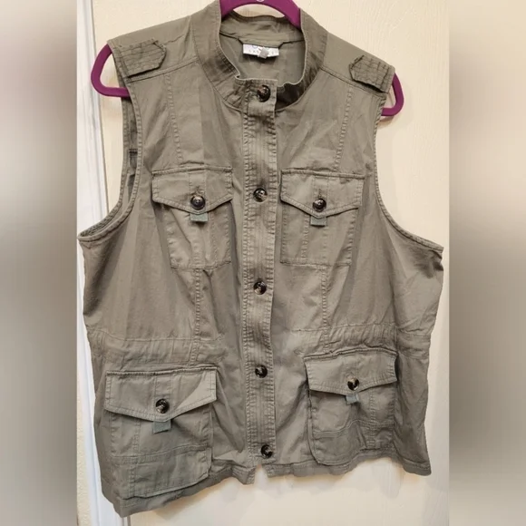 New olive green military style vest - Picture 1 of 4